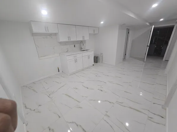 216 Wellesley St, Hempstead, NY 11550