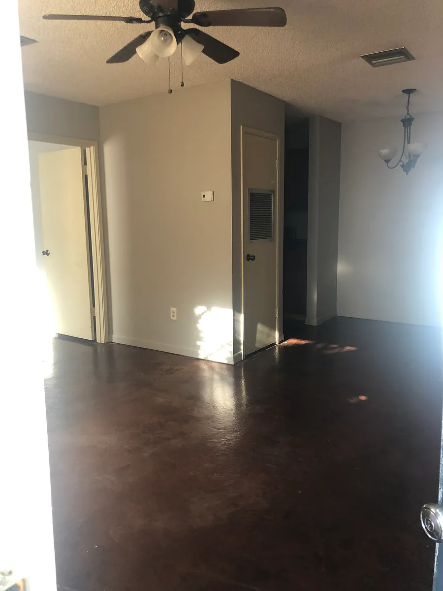 Building Photo - 610 Pillette Rd #197