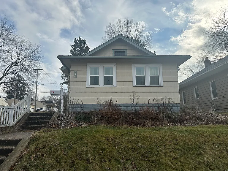 136 E Woodside St — Photo 1