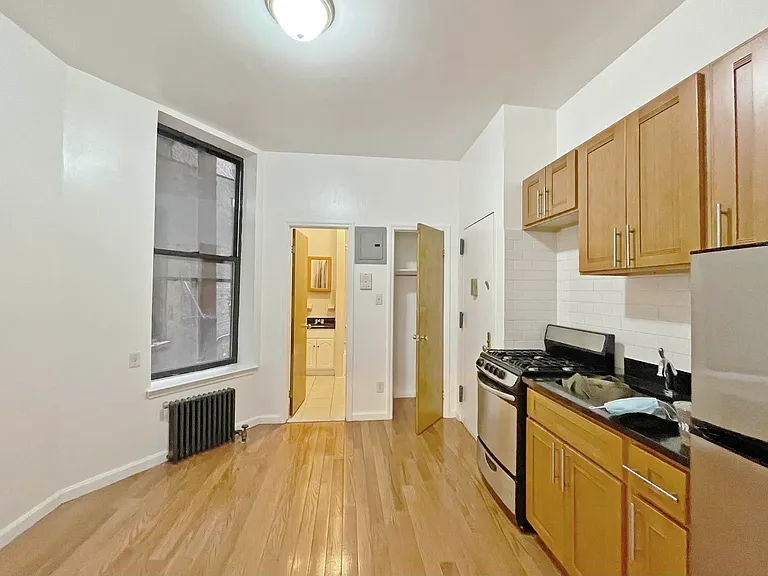 330 E 15th St #2F — Photo 8