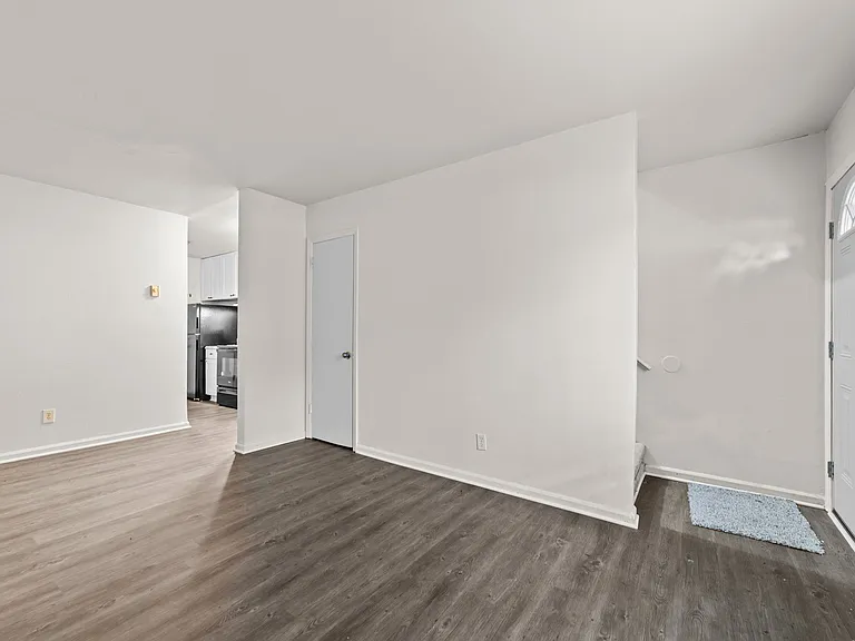 2 Bed, 1 Bath Townhome - Renovated