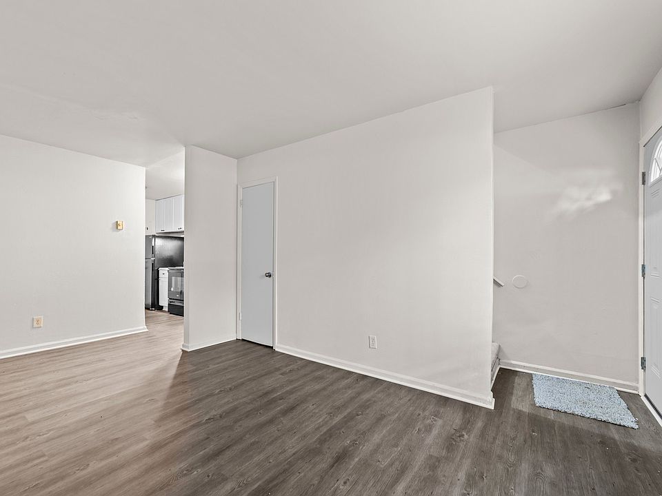 2 Bed, 1 Bath Townhome - Renovated