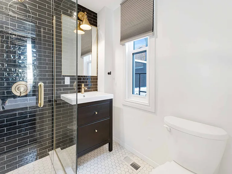 327 Catherine St — Photo 43