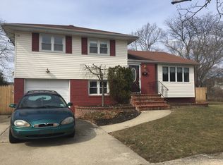 852 Pease Ln, West Islip, NY