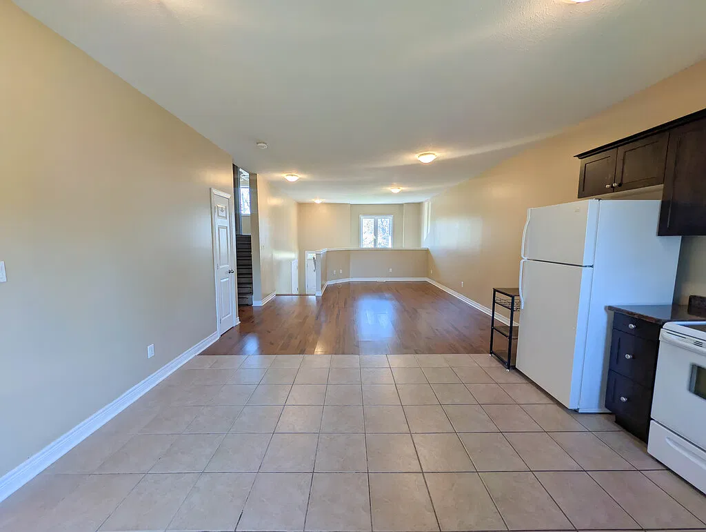 22 Carleton Street North — Photo 3