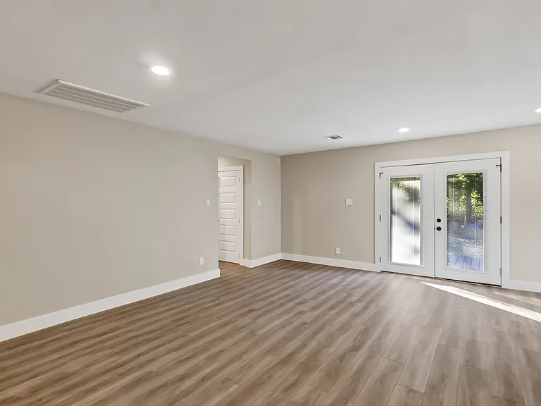 209 W 9th St — Photo 7
