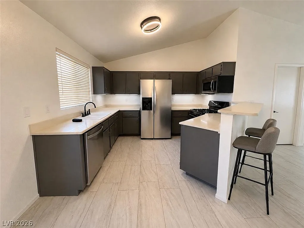 3 bed, 2.0 bath, 1005 sqft, $1,999 — Photo 3