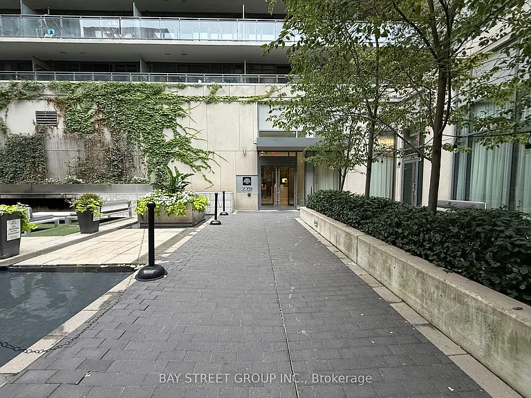 775 King St W #418 — Photo 13