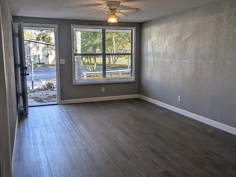 729 E Poinsettia Ave — Photo 2