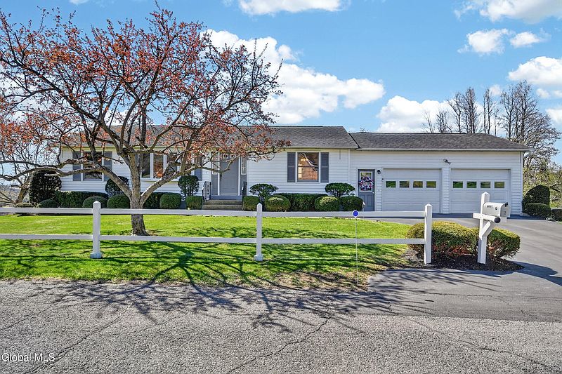 3rd image of 8 Rockefeller Drive