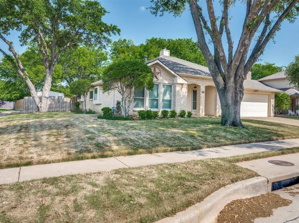 4902 Oak Hollow Dr, Grand Prairie, TX 75052