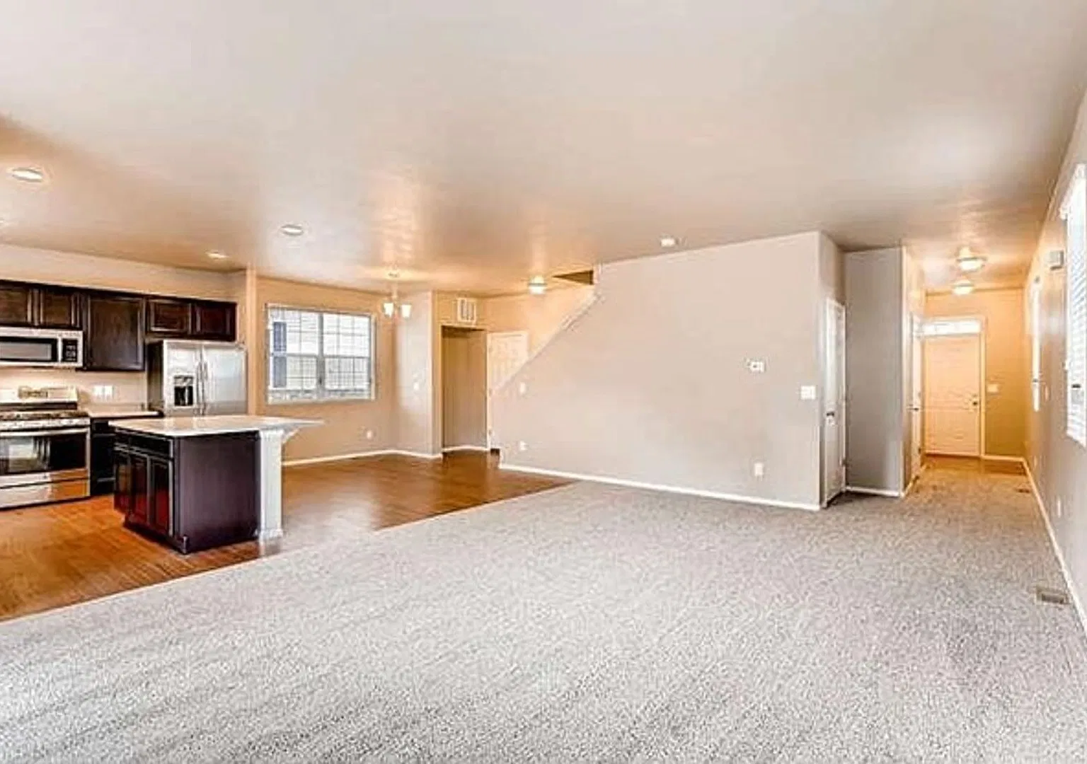 Immaculate 4 bedroom/ 3 bath house! Available November 6th! — Photo 3