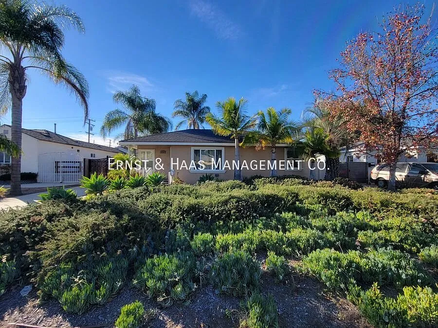 Beautifully Remodeled 3-Bedroom, 2-Bathroom Lakewood Village Home! — Photo 2