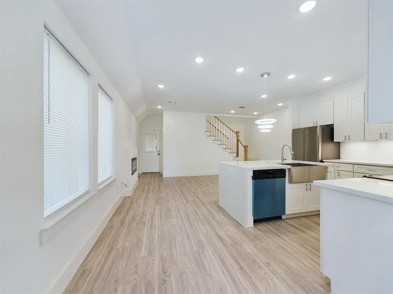3 bed, 2.5 bath, 1425 sqft, $2,000 — Photo 3
