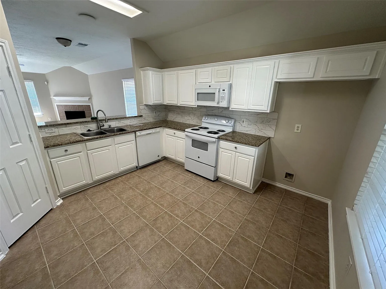 3 bed, 2.0 bath, 1518 sqft, $2,000 — Photo 3