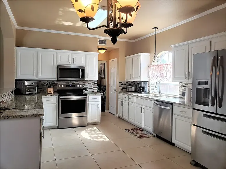 1504 Country Ln — Photo 12