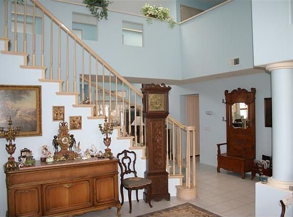 Frml dinrm spiral staircase