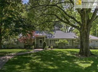 8900 Cherokee Ln, Leawood, KS 66206