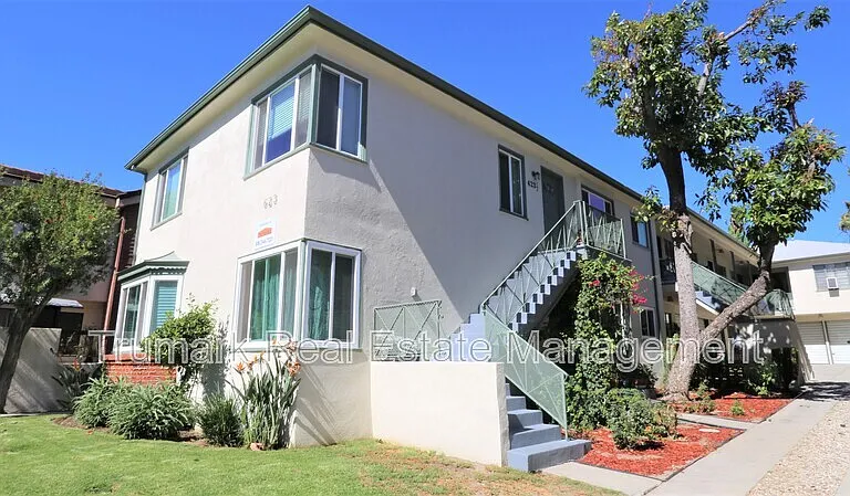 623 W Stocker St #C — Photo 11