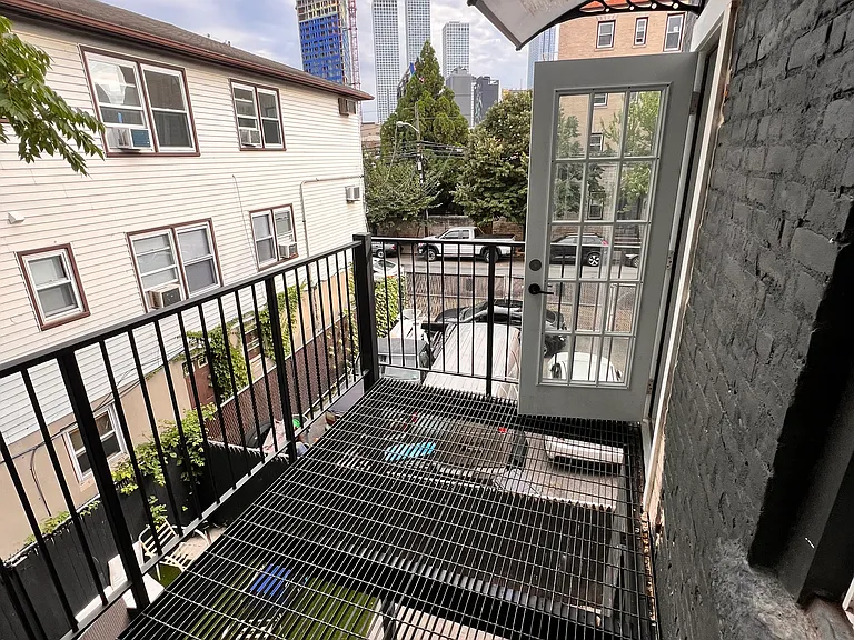 684 Summit Ave #4 — Photo 16