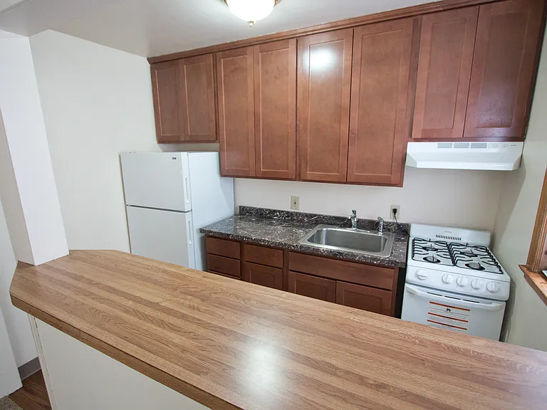 1600 Ford Pkwy — Photo 11