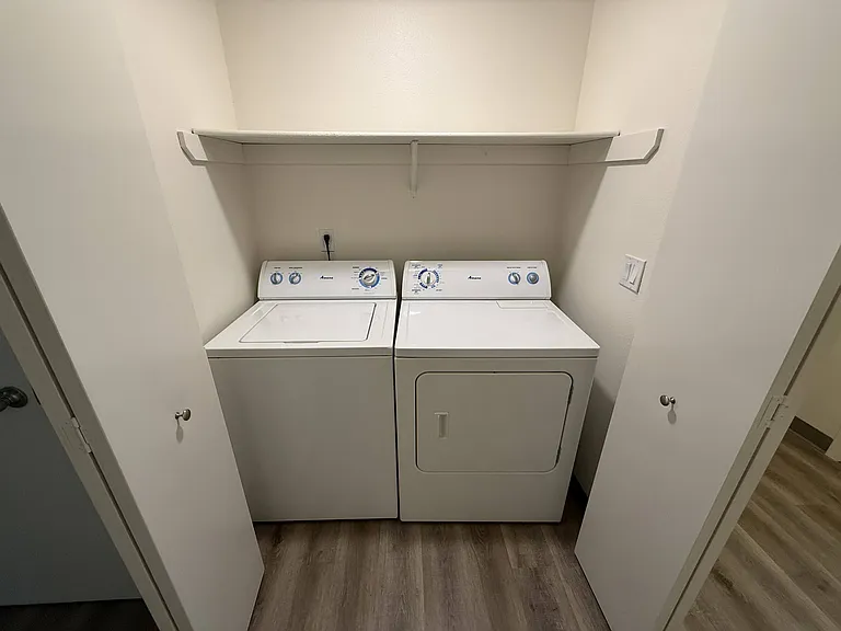 London Pointe Apartments — Photo 15