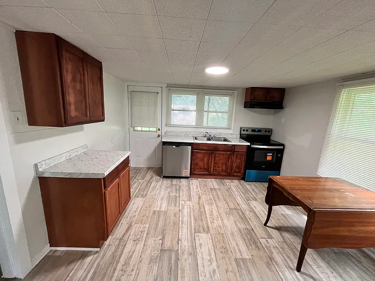 1003 Gunther St — Photo 4