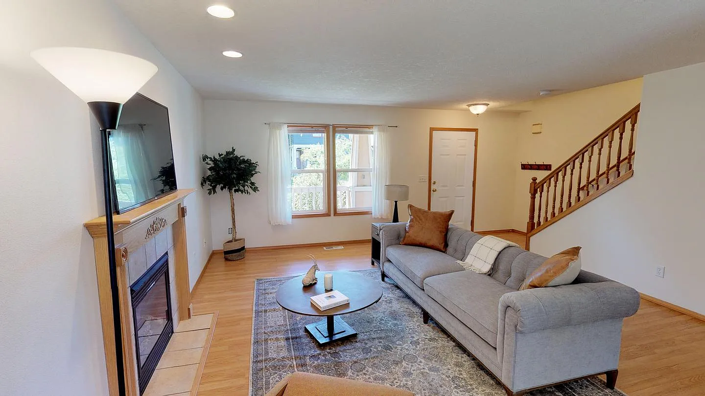 Great-Value Concordia living! Spacious 5BR home near Alberta Park — Photo 1