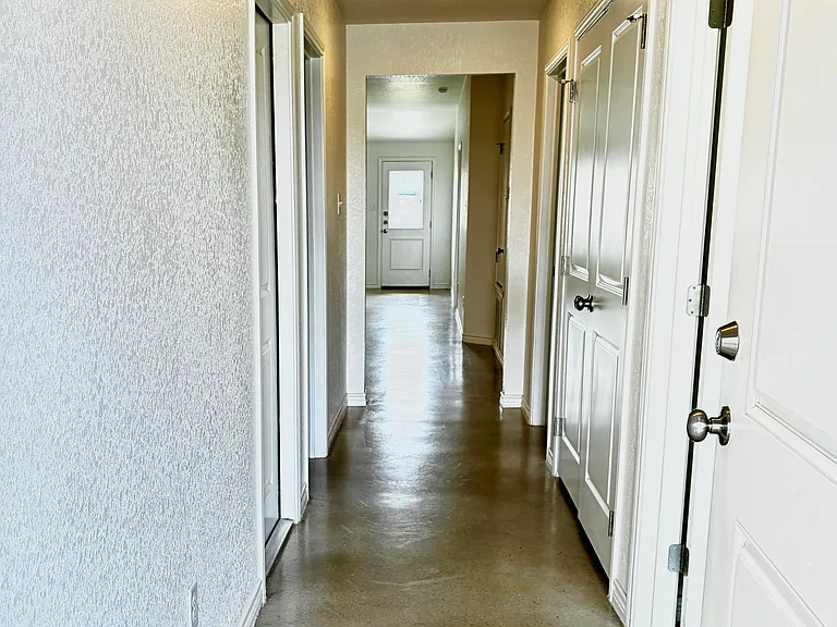 1201 Lehmann Dr — Photo 2