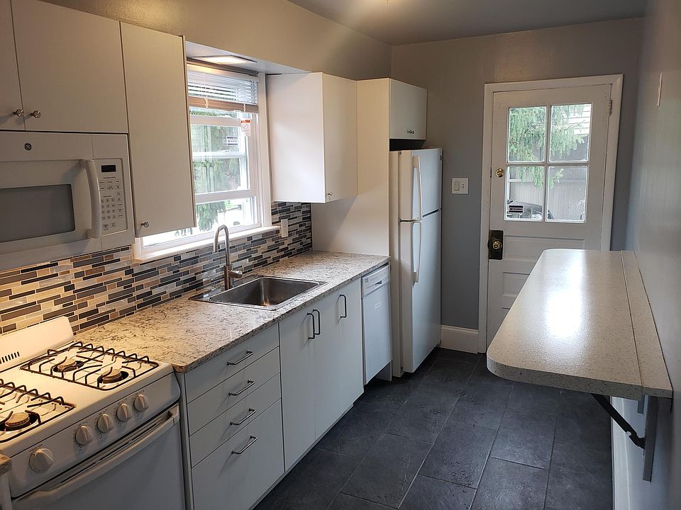 Completely Renovated Kitchen!