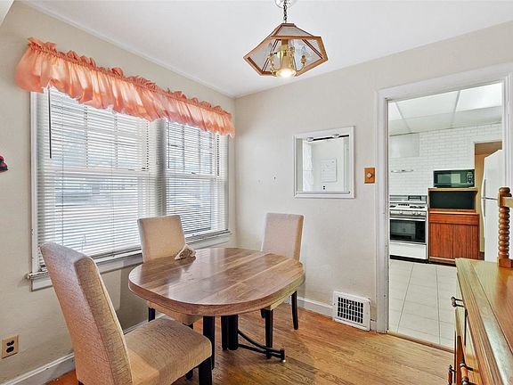 5th image of 7133 Seymour Dr