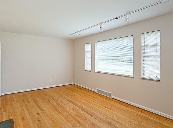 5th image of 945 Northwood St