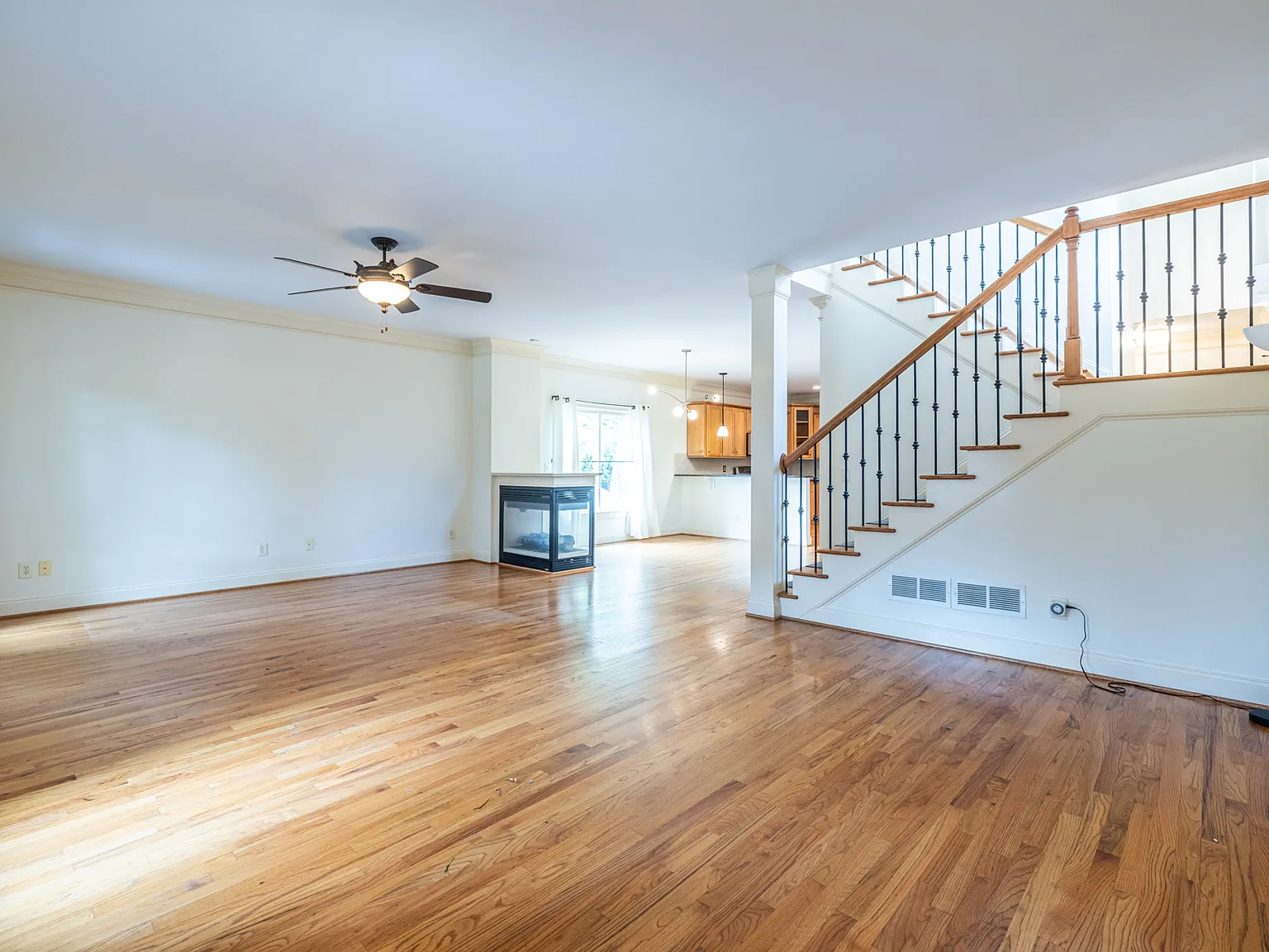 3 bed, 2.5 bath, 2016 sqft, $4,450 — Photo 4
