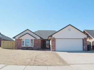 1413 Ridgeway Dr, Moore, OK 73160