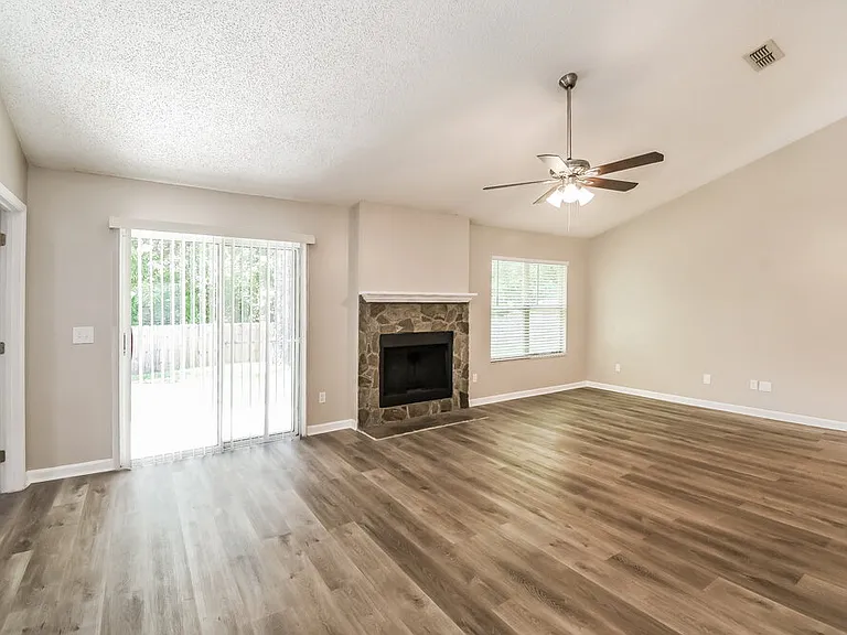 465 Oldfield Dr — Photo 5