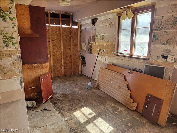 4th image of 2312 Eschtruth St