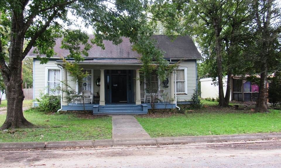 1st image of 106 W Clarksville St