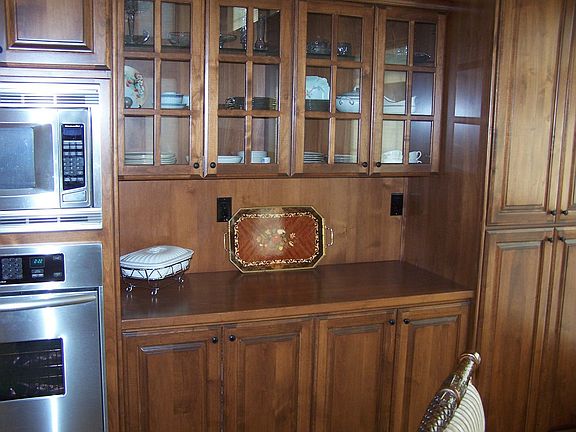 Abundance of cabinet & counter space