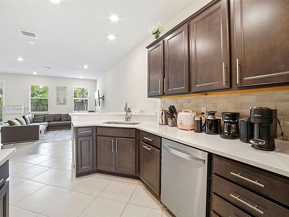 5th image of 4154 Greenway Dr