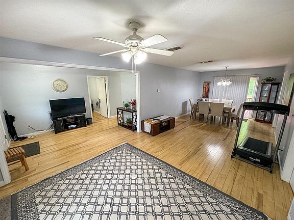 5th image of 203 E Douglas St