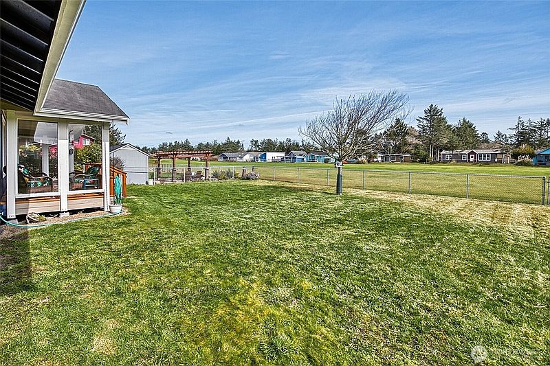 3rd image of 550 Canal Drive NE