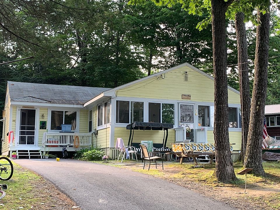 This Charming home is bright, pleasant, and the perfect size.