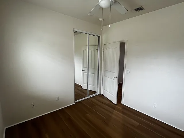 Mirrored closet in bedroom 2