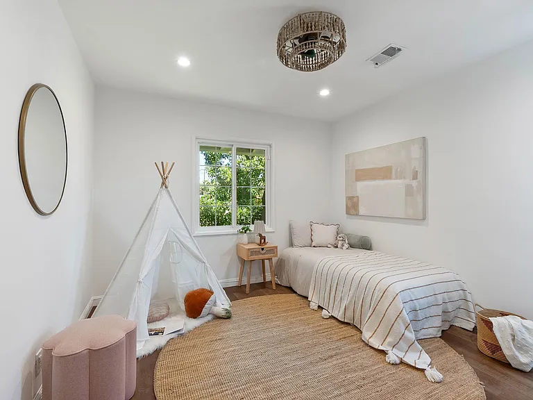 17453 Burbank Blvd — Photo 10
