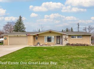 1920 Englewood Dr, Bay City, MI 48708