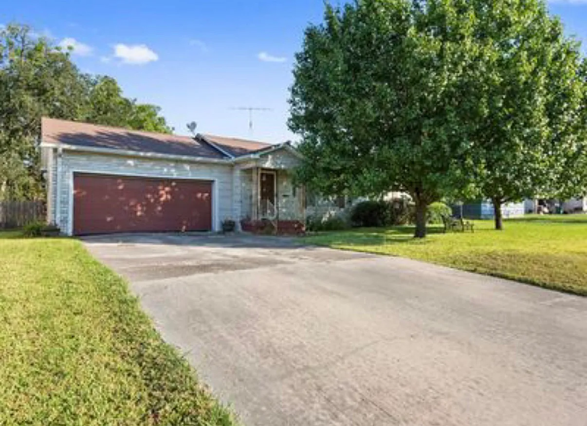 1511 E Texas Ave — Photo 1