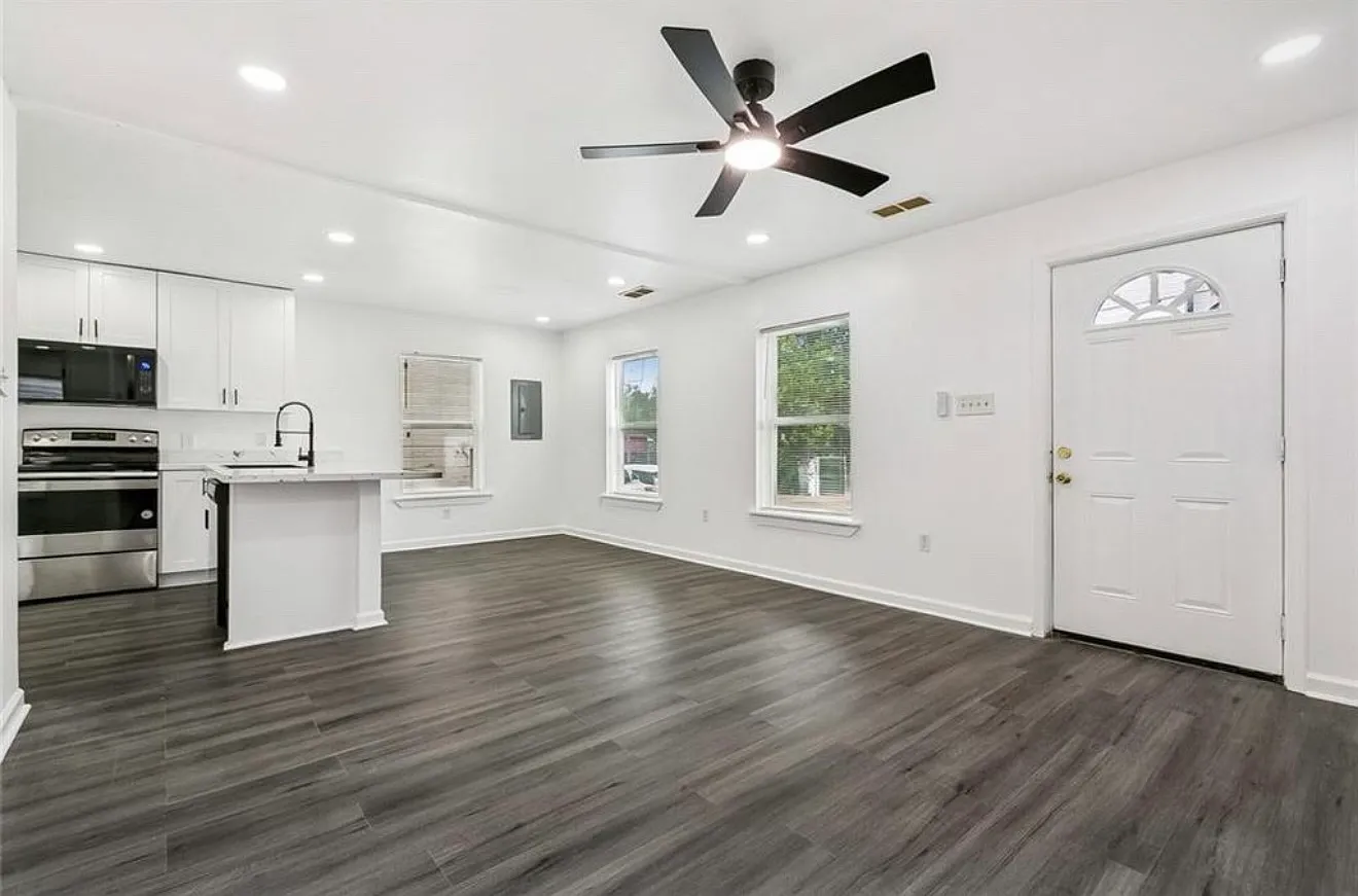 2 bed, 984 sqft, $1,550 — Photo 2