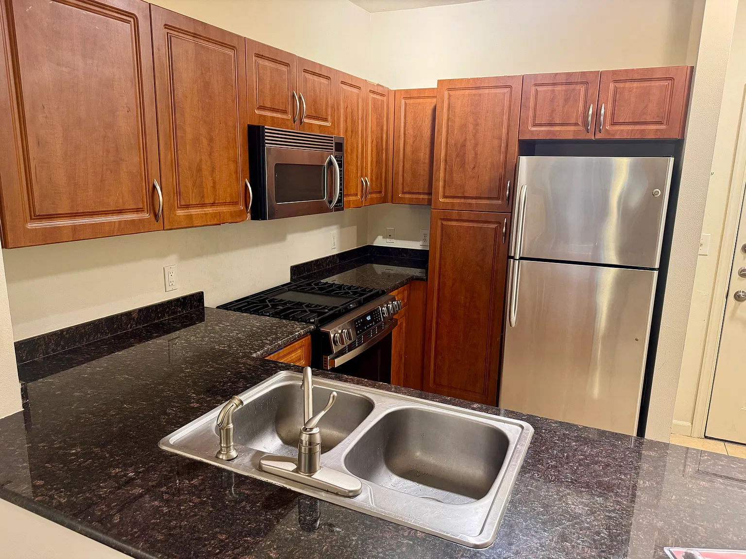 1 bed, 664 sqft, $1,950 — Photo 3