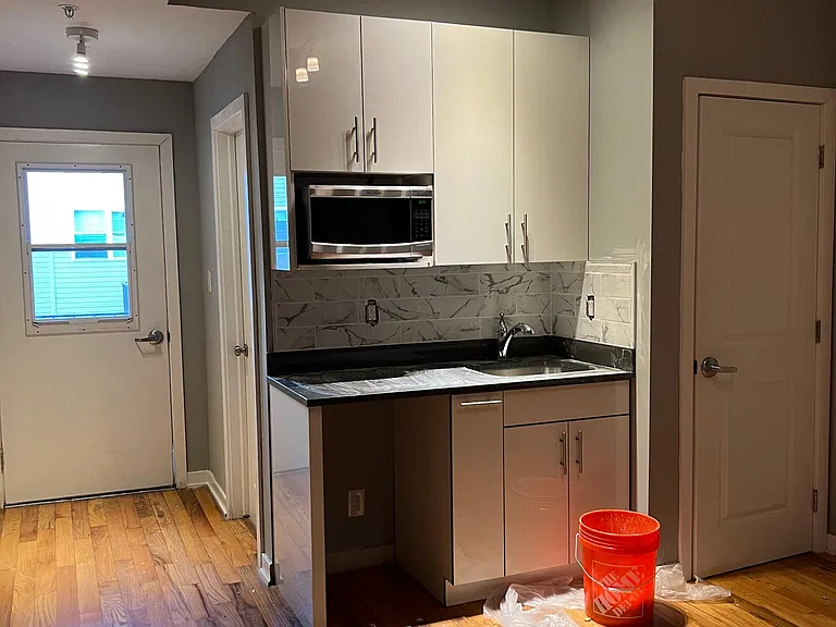 533 N Budd St #B2 — Photo 2