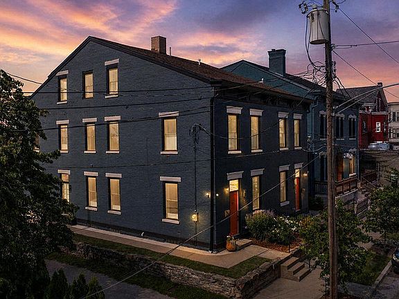 3rd image of 16 W 10th St